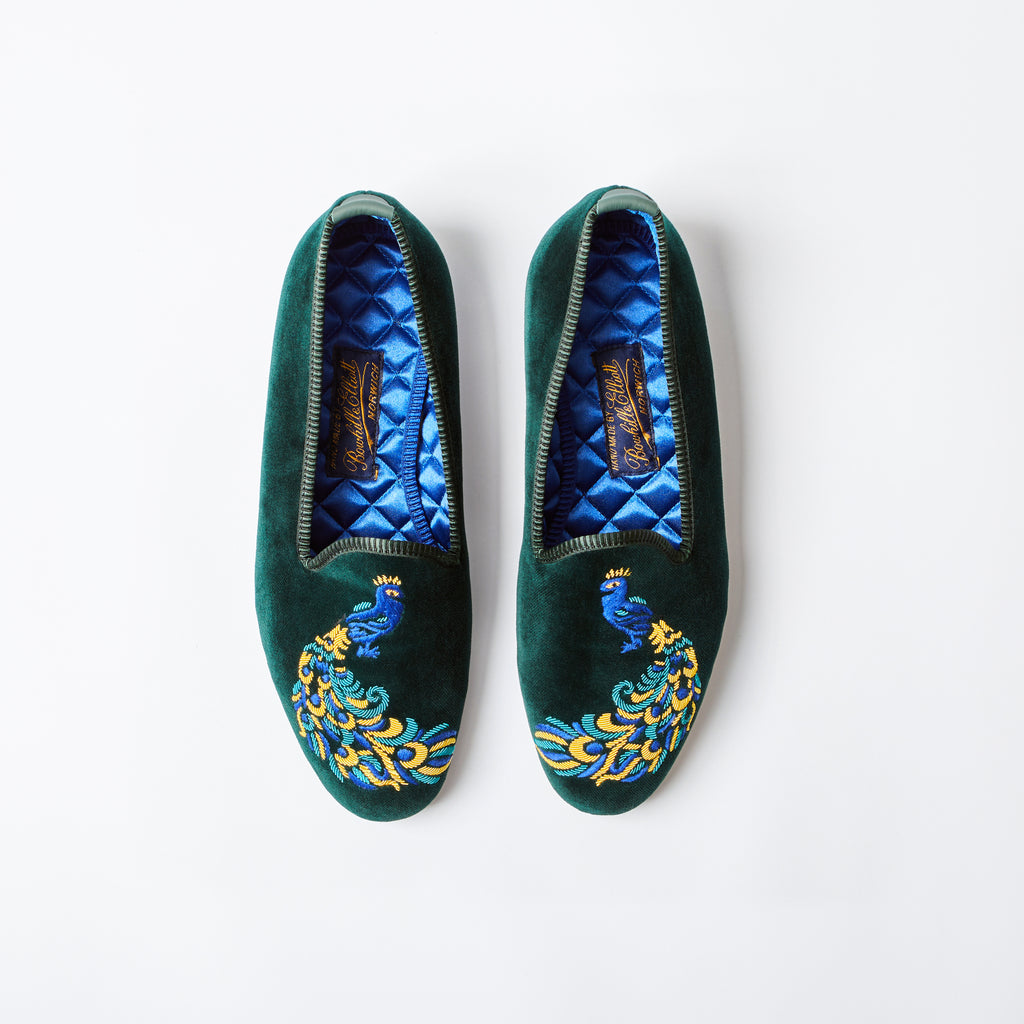 Gröna Venetian slippers i sammet med handbroderad påfågel från Bowhill & Elliott