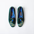 Gröna Venetian slippers i sammet med handbroderad påfågel från Bowhill & Elliott