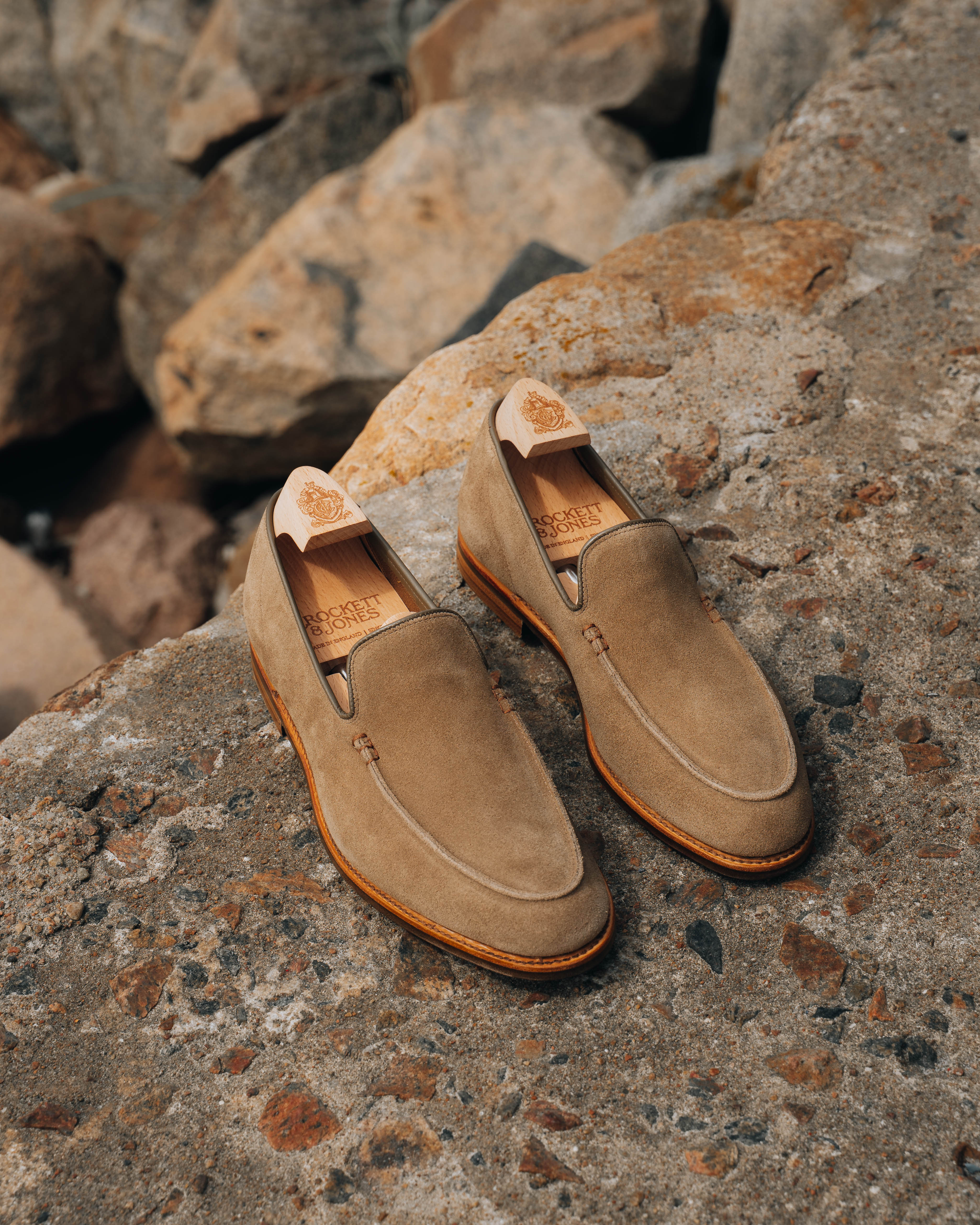 Mockaloafers herr i khakifärgad mocka – Salcombe 'Superflex' | Crockett & Jones