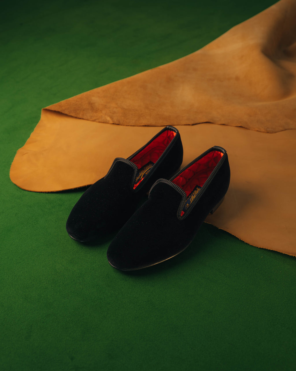Herrslippers i svart sammet – Albert Slipper Plain Black | Bowhill & Elliott