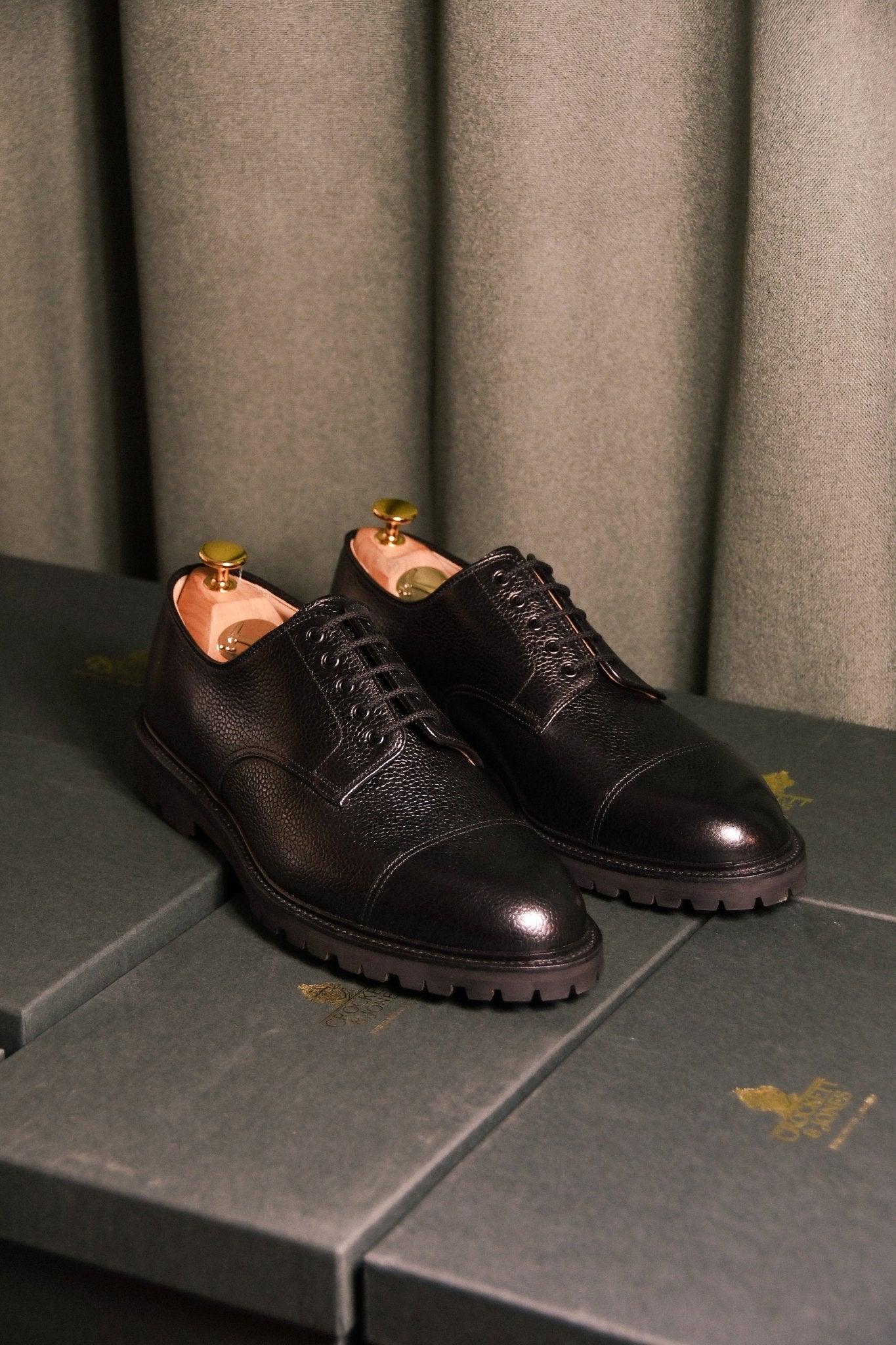 Sandhurst Derby, Black Scotch Grain 'Vibram' Crockett & Jones - Hammargruppen