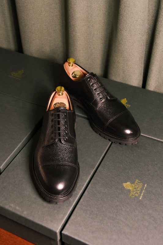 Sandhurst Derby, Black Scotch Grain 'Vibram' Crockett & Jones - Hammargruppen